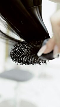 Coiffeur, cheveux, shampoing, brushing, soin, coiffure, ch&acirc;tain, laver, nettoyer, massage, couleur, huile, rincer, lisser, friser, couper, brosser, peigner, d&eacute;s&eacute;paissir, ajuster, &eacute;galiser, lisse, bouc