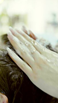 Coiffeur, cheveux, shampoing, brushing, soin, coiffure, ch&acirc;tain, laver, nettoyer, massage, couleur, huile, rincer, lisser, friser, couper, brosser, peigner, d&eacute;s&eacute;paissir, ajuster, &eacute;galiser, lisse, bouc