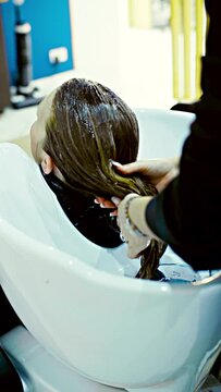 Coiffeur, cheveux, shampoing, brushing, soin, coiffure, ch&acirc;tain, laver, nettoyer, massage, couleur, huile, rincer, lisser, friser, couper, brosser, peigner, d&eacute;s&eacute;paissir, ajuster, &eacute;galiser, lisse, bouc
