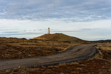 route de sable noir et gravier amenant au plus vieux phare d'Islande 