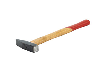 Ein Schlosserhammer mit einem roten Holzgriff vor einem weißen Hintergrund