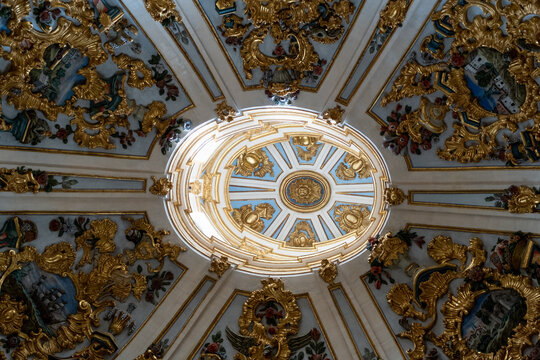 Cúpula de la Catedral de Burgos con diferentes estampas religiosas y detalles de oro por todo el techo vista por miles de turistas.