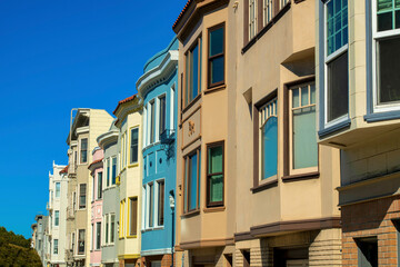 Fototapeta premium Row of houses or townhomes in downtown metropolitan area of san francisco california metropolis middle class suburbs
