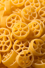 Rotelle crude, tipico formato di pasta italiana 