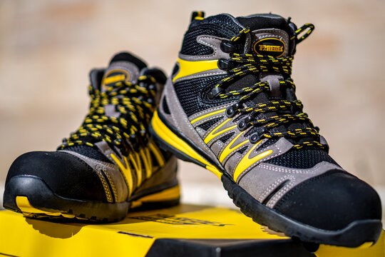 Safety boots with reinforced toe cap in black, yellow and gray from the Walls footwear brand