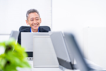 楽しくオフィスで仕事をするスタッフ