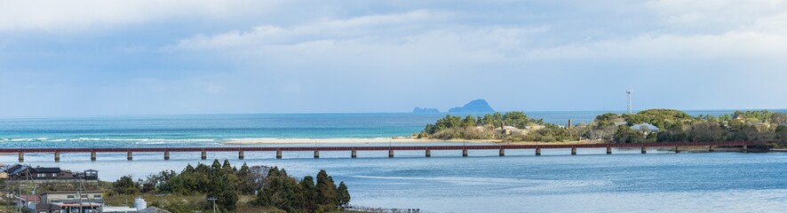 Obraz premium 日本 京都府宮津市の由良オリーブもみじ公園から見える京都丹後鉄道の由良川橋梁