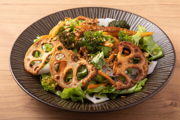 蓮根サラダ　(素揚げ蓮根　人参　ブロッコリー　茹で蓮根　サニーレタス　アマニロースト)