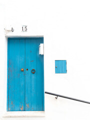casa con puerta azul de pueblo