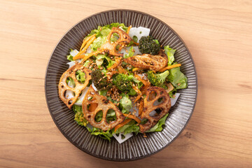 蓮根サラダ　(素揚げ蓮根　人参　ブロッコリー　茹で蓮根　サニーレタス　アマニロースト)