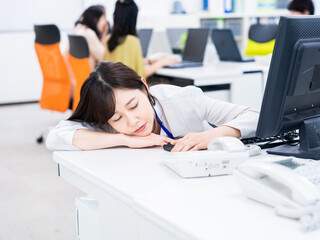 多忙で疲労するビジネスパーソン