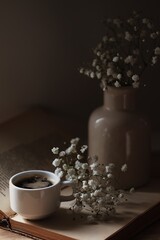 Obraz na płótnie Canvas coffee beans and flowers