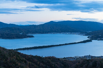 日本　京都府宮津市にある成相寺の弁天山展望台から見える夕暮れ時の天橋立