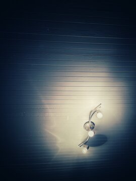une lumi&egrave;re au plafond