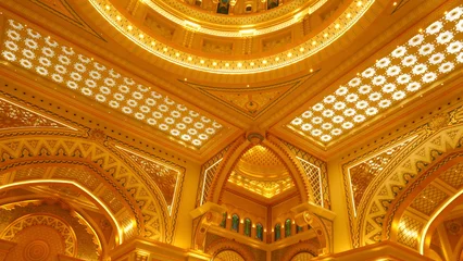 Foto op Canvas prächtige Eingangshalle zum Präsidentenpalast in Abu Dhabi mit golden dekorierter Decke und Kuppel © globetrotter1