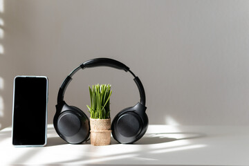 movil y auriculares en un fundo blanco 