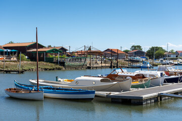 Fototapeta na wymiar LA TESTE DE BUCH (Bassin d’Arcachon, France). Le port ostréicole et ses pinasses traditionnelles