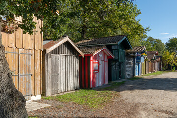 Biganos (Bassin d’Arcachon, France). Les cabanes colorées en bois du port ostréicole