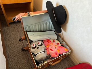 旅芸人のトランクの中身と帽子