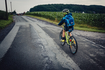 Kleiner Junge auf einer Schlechtwetter Fahrradtour durch Niedersachsen in den Sommerferien, Deutschland