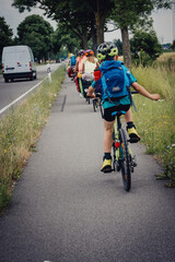 Fototapeta premium Familie auf einer Fahrradtour durch Niedersachsen in den Sommerferien, Deutschland