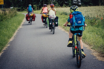 Fototapeta na wymiar Familie auf einer Fahrradtour durch Niedersachsen in den Sommerferien, Deutschland