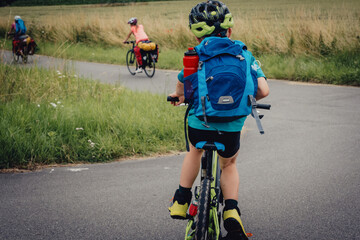 Familie auf einer Fahrradtour durch Niedersachsen in den Sommerferien, Deutschland