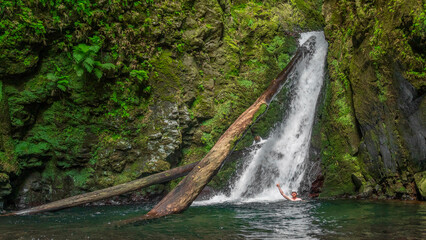 Salto do Cagarrão ist ein Wasserfall in der Nähe von Faial da Terra auf der Azoreninsel São...