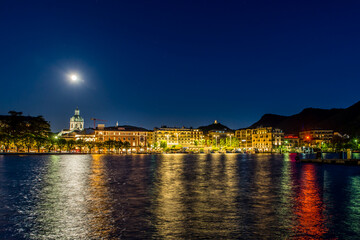 Fototapeta na wymiar The city of Como, photographed in the evening, with the lakefront, the cathedral, and the surrounding mountains. 