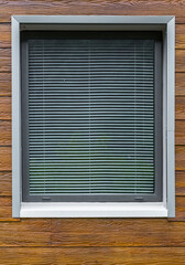 Fototapeta premium Store vénitien derrière vitre de fenêtre 