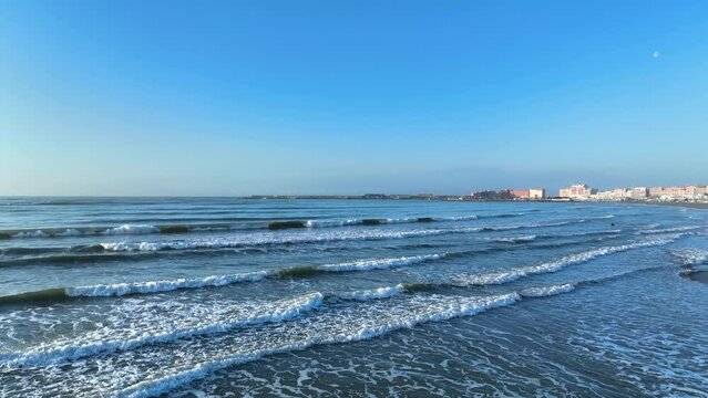 Mare d'inverno. Il bagnasciuga della spiaggia di Anzio, Roma, Italia.
Ripresa aerea con drone della costa italiana.