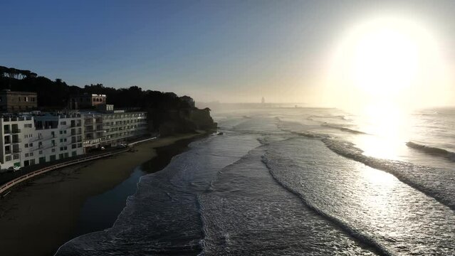 Mare d'inverno. la costa del litorale laziale. La spiaggia di Anzio, Roma, Italia.
Ripresa aerea della costa, controluce con nebbia.