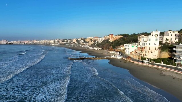Mare d'inverno. Il bagnasciuga della spiaggia di Anzio, Roma, Italia.
Ripresa aerea con drone della costa italiana.