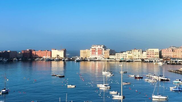 Il porto di Anzio, Roma, Italia.
Ripresa aerea con drone del porto in una giornata di sole.