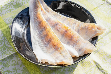 Frischer Fisch Zander Filet auf Teller 