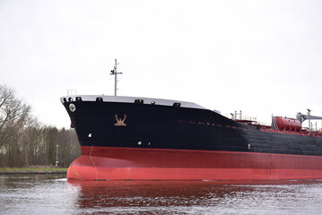 Tankschiff fährt durch den Nord-Ostsee-Kanal 