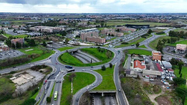 Il quartiere di Tor Vergata a Roma, Italia.
Vista aerea della moderna viabilit&agrave; e degli edifici universitari.