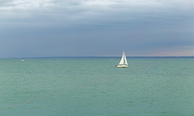 Obraz premium Boat in the sea with a cloudy sky in the background