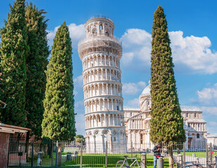 Panorama of the Cathedral of Our Lady of the Assumption and its leaning campanile made famous around the world in Pisa, Tuscany, Italy - obrazy, fototapety, plakaty
