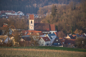 Panoramaansicht ländliche Gemeinde mit Kirchturm