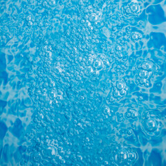 Fototapeta na wymiar Agua burbujas en fondo azul