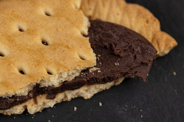 crispy cookies with chocolate filling between cookies