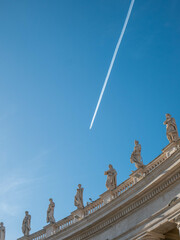 Un avión surca el cielo ante la mirada de diversas estatuas clásicas