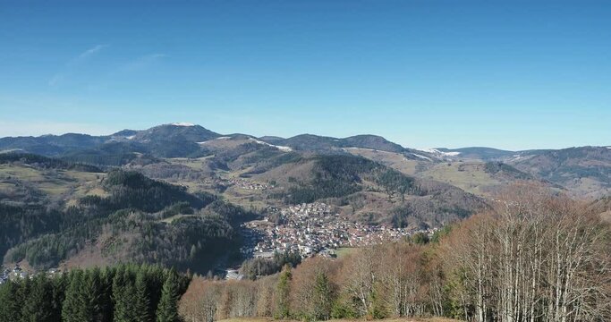 Sch&ouml;nau im Schwarzwald im oberen Wiesental - Die Altstadt rund um ihre Pfarrkirche Mari&auml; Himmelfahrt mit der Gipfel des schneebedeckten Belchen am Horizont
