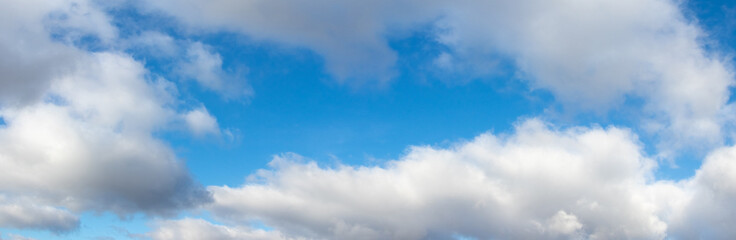 Fototapeta premium Blue sky with white curly clouds in sunny weather