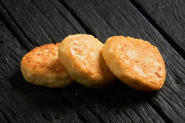 Tatar pie triangle echpochmak, Russian kurnik, delicious pastry with chicken and potatoes. Traditional food, quick snack of dough. © Евгений Вершинин