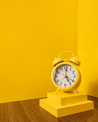 Despertador antigo amarelo ou rel&oacute;gio com blocos monocrom&aacute;ticos e fundo, madeira e camadas para despertar motiva&ccedil;&atilde;o matinal com espa&ccedil;o para copiar artigo de blog de m&iacute;dia social