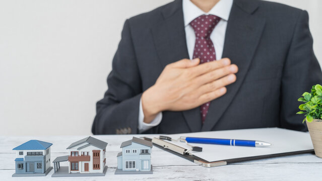 模型の家とスーツの男性