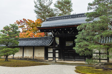 日本　京都府京都市にある天龍寺の法堂と紅葉