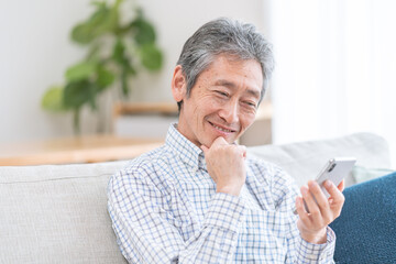 スマホを使うシニア男性